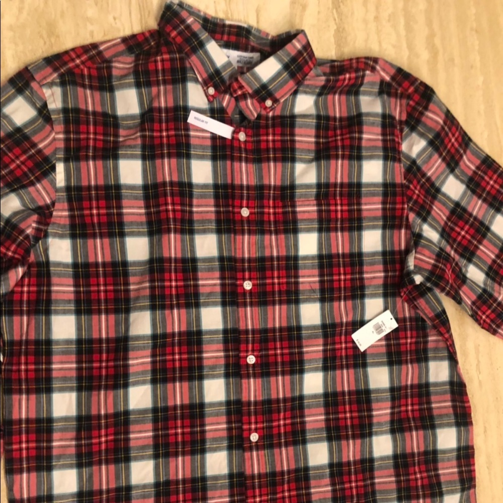 Old navy button down shirt •plaid never worn 🥳